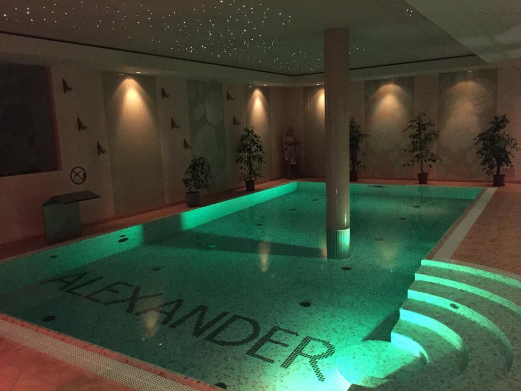 Alexander & - Caloroczny Kryty Basen